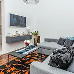 شقة Cozy In With Kitchen