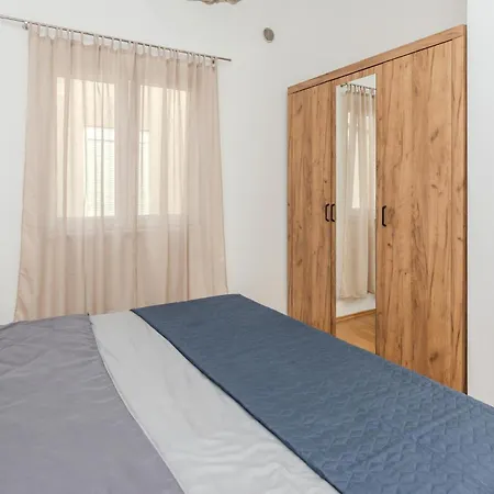 2 Bedroom Lovely In ויר