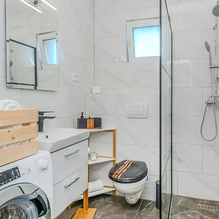 2 Bedroom Lovely In דירה