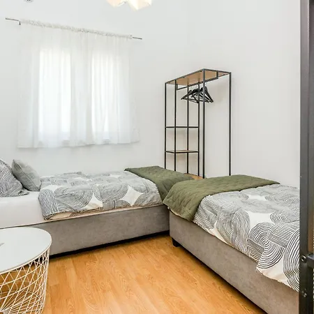 2 Bedroom Lovely In * ויר