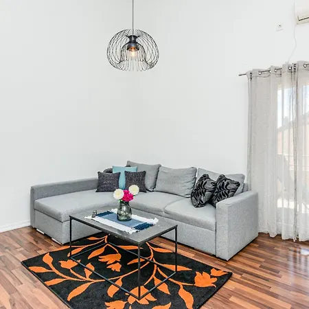 Апартаменты Cozy In With Kitchen *