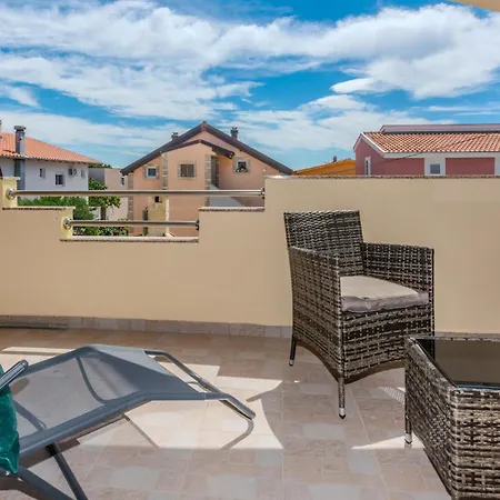 2 Bedroom Lovely In ויר