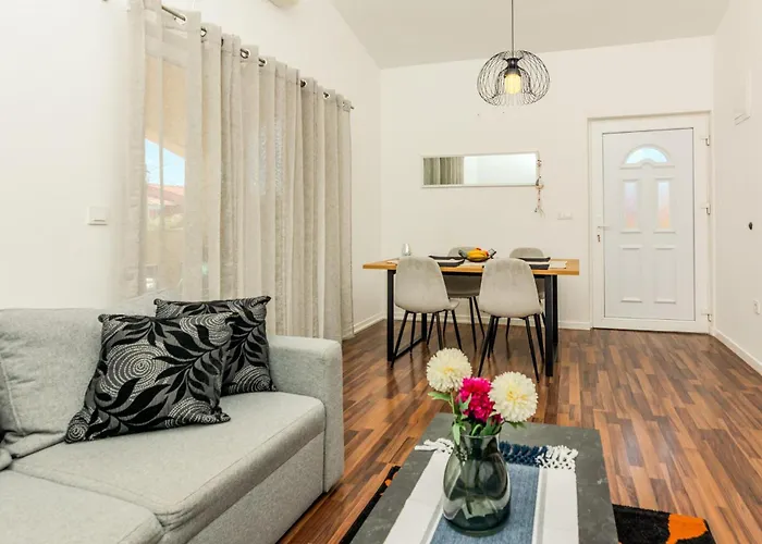 Cozy In With Kitchen فير