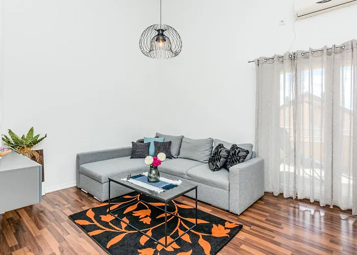 Апартаменты Cozy In With Kitchen *