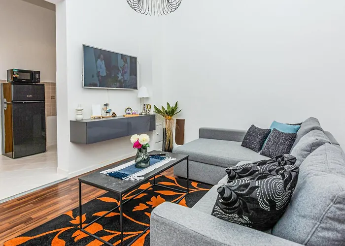 Апартаменты Cozy In With Kitchen